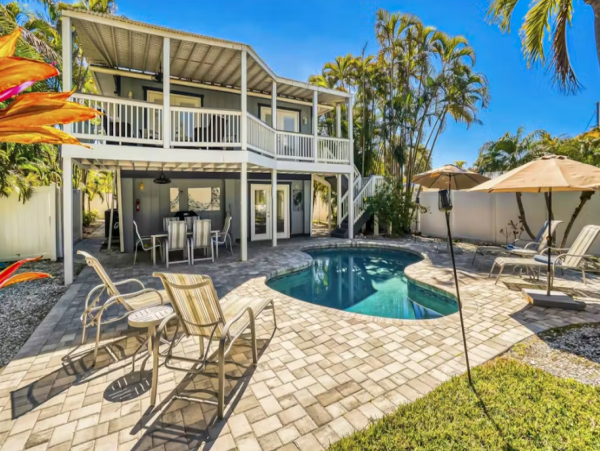 Anna Maria Island Luxurious Tropical Retreat with private Pool & Game Room